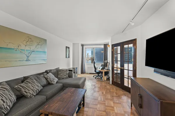 $720,000 | 300 East 40th Street, Unit 12E | Murray Hill