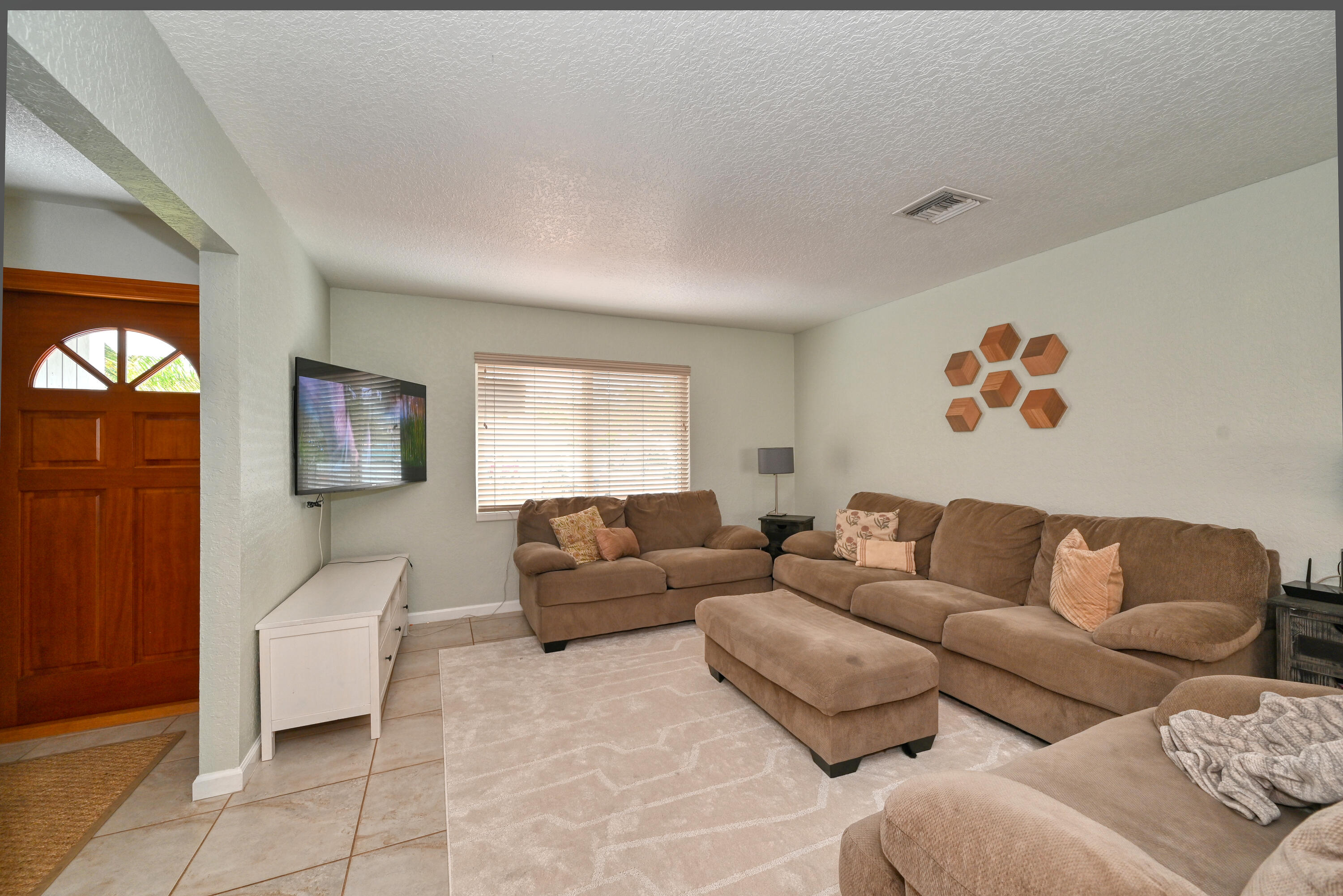 1056 Cheryl Road Haverhill, FL 33417 - Photo 4 of 24 NZ5_4397
