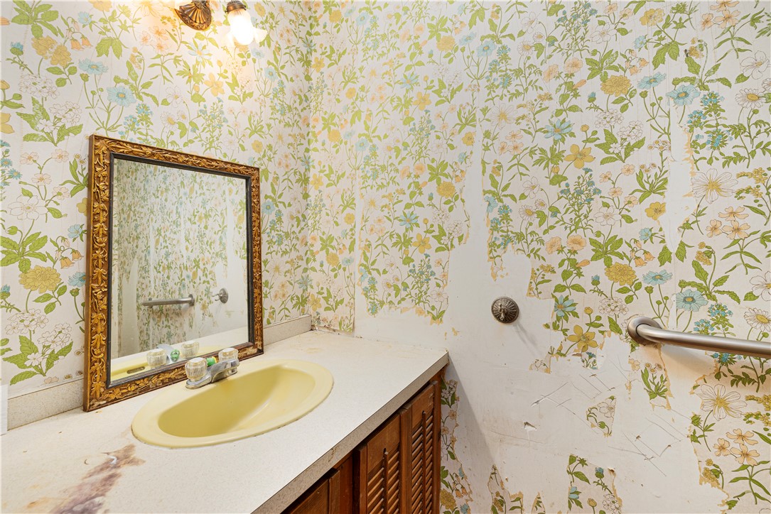 130 Legend Rock Road South Kingstown, RI 02879 - Photo 36 of 36 Lioving room