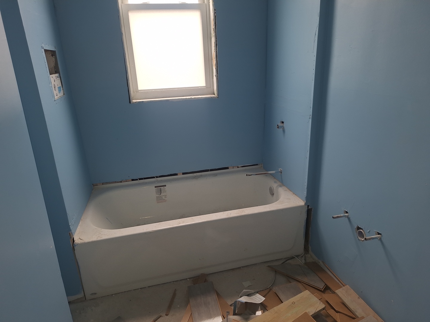 5757 South Carpenter Street Chicago, IL 60621 - Photo 12 of 18 a bathroom with a bathtub