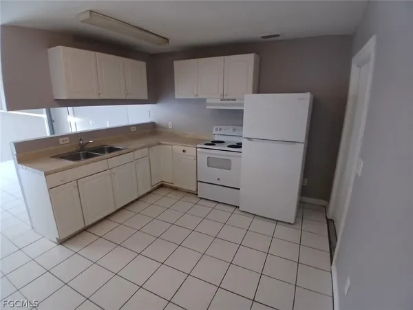 $1,300 | 3516 Dora Street, Fort Myers, FL 33916