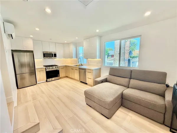 a view of a house with backyard and a tree