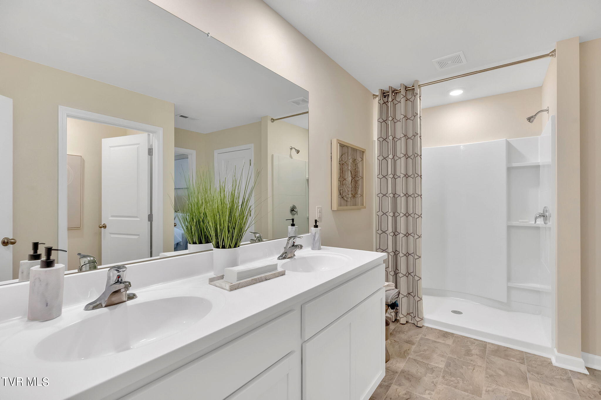 737 Newtons Way Kingsport, TN 37663 - Photo 18 of 29 16-web-or-mls-217A3403