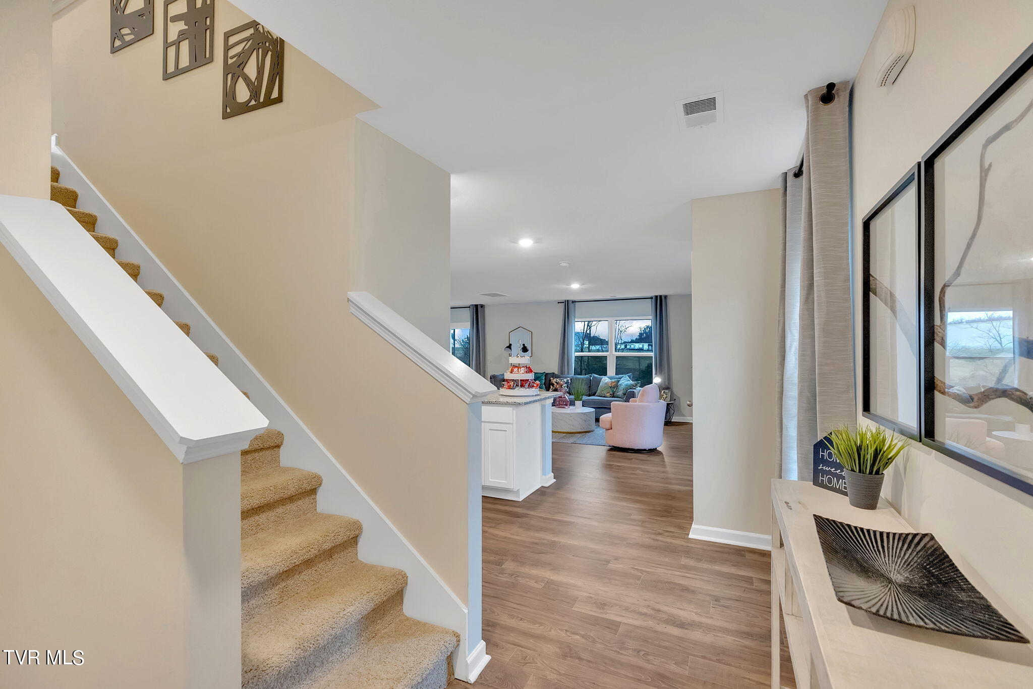 737 Newtons Way Kingsport, TN 37663 - Photo 2 of 29 2-web-or-mls-217A3321