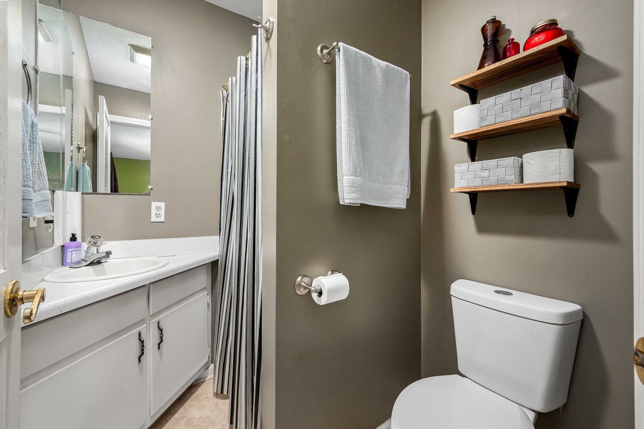 109 Higgins Road Woodbury, TN 37190 - Photo 23 of 49 Cozy corner bath off the primary bedroom.