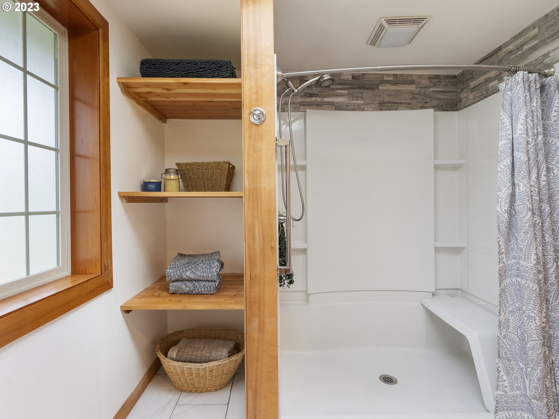 26271 South Habelt Road Estacada, OR 97023 - Photo 19 of 32 a bathroom with a tub and a shower