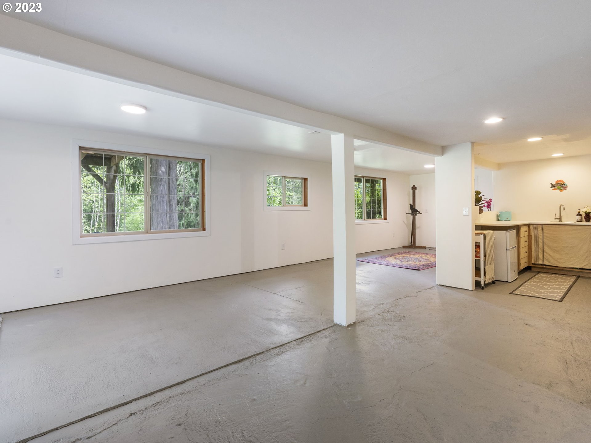 26271 South Habelt Road Estacada, OR 97023 - Photo 21 of 32 an empty room with windows and pillars in it