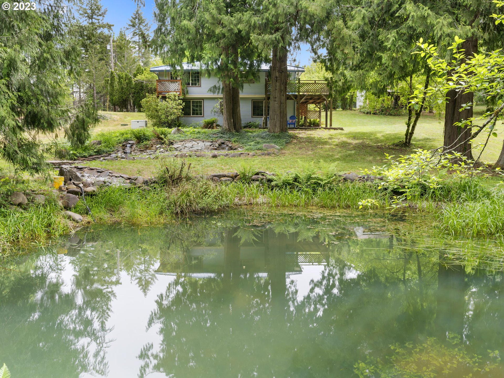 26271 South Habelt Road Estacada, OR 97023 - Photo 31 of 32 a backyard of a house with table and chairs