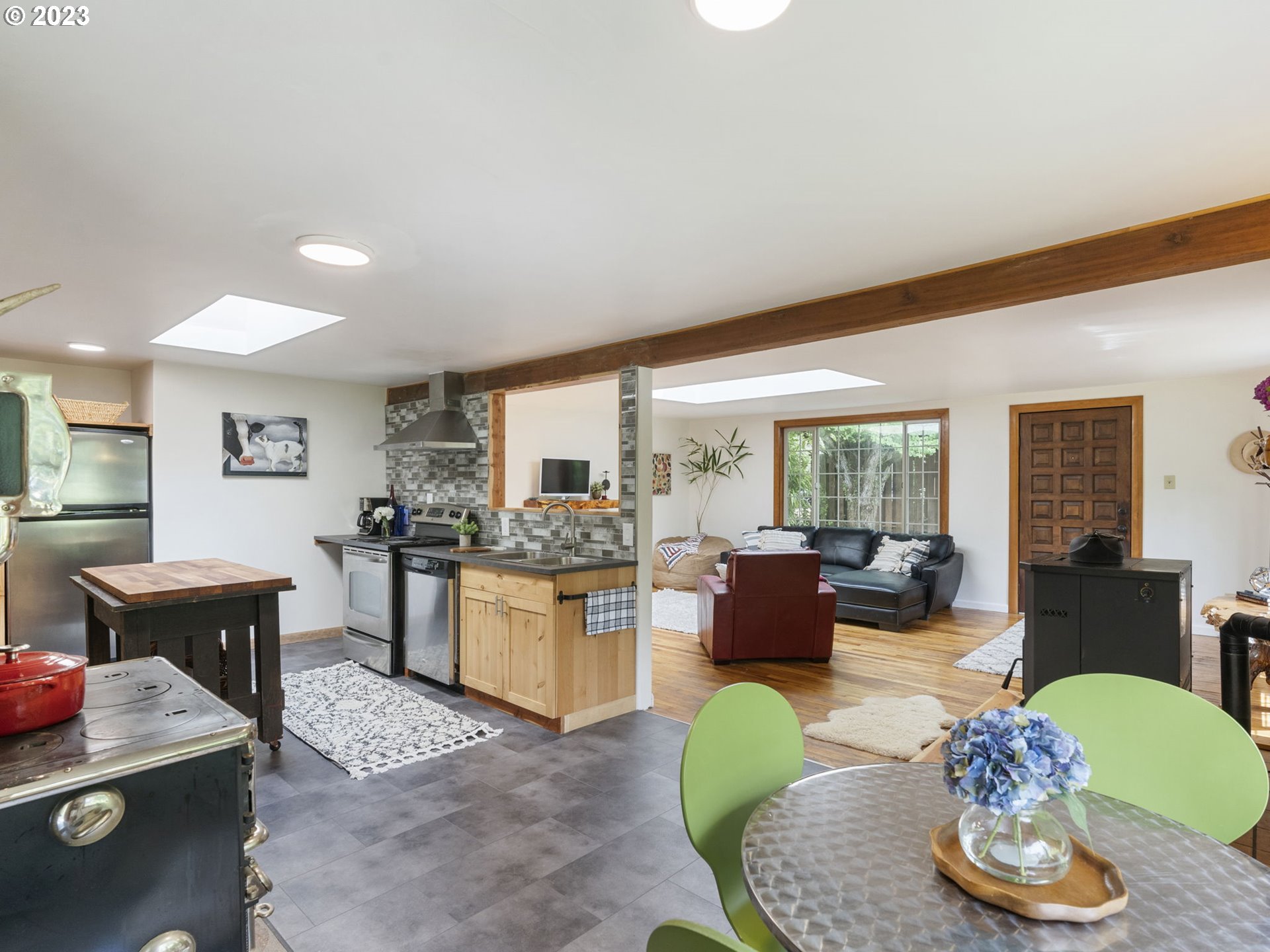 26271 South Habelt Road Estacada, OR 97023 - Photo 10 of 32 a living room with furniture and wooden floor