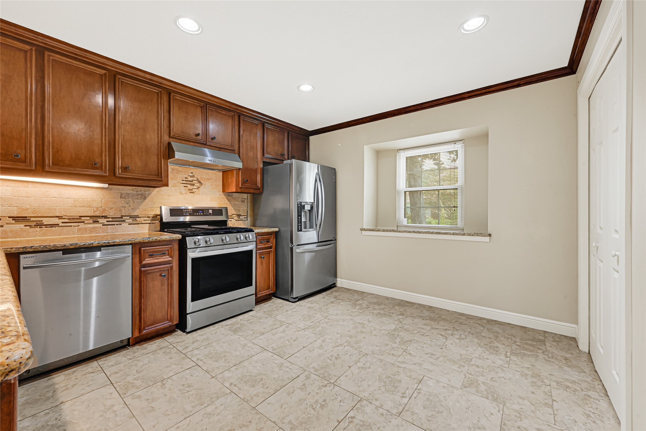 2426 Deasa Drive Spring, TX 77373 - Photo 10 of 27 large open kitchen
