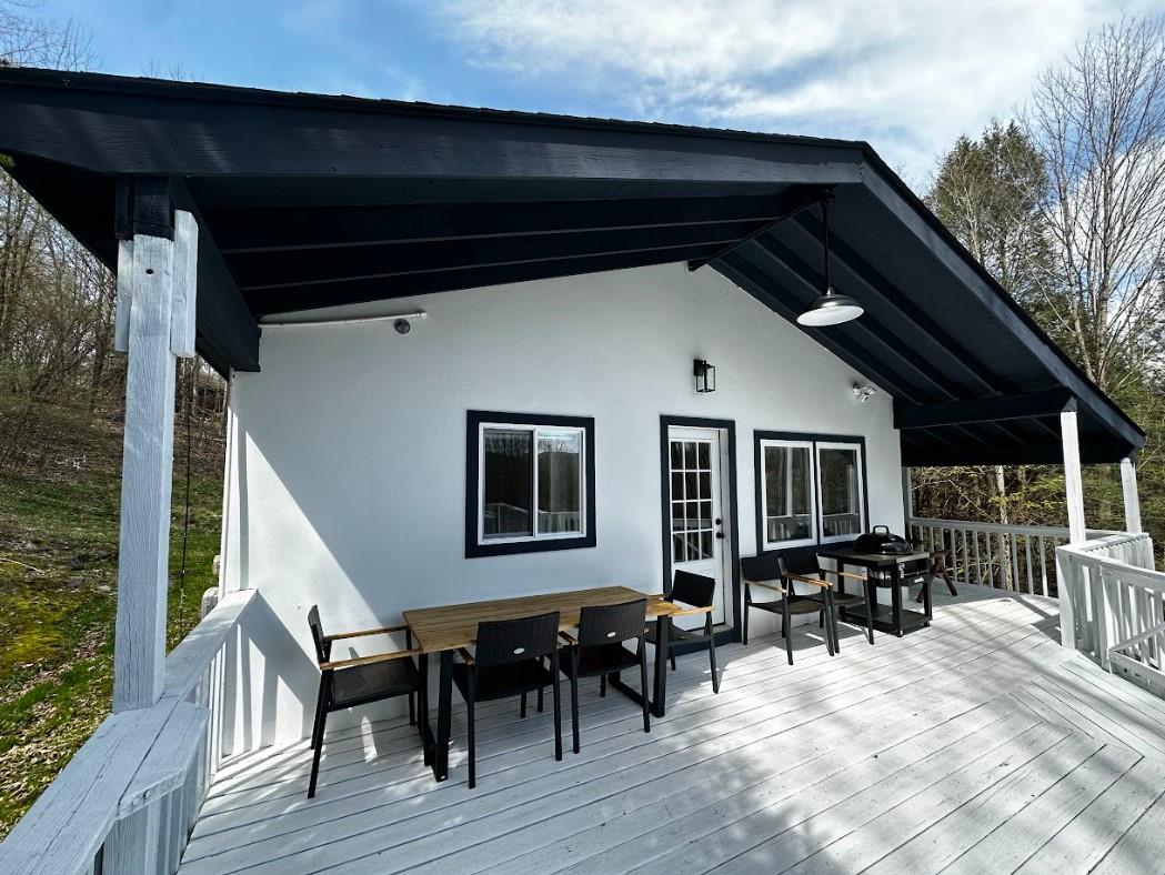 Deck featuring outdoor dining area