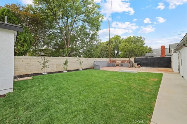 a view of a garden with lawn chairs