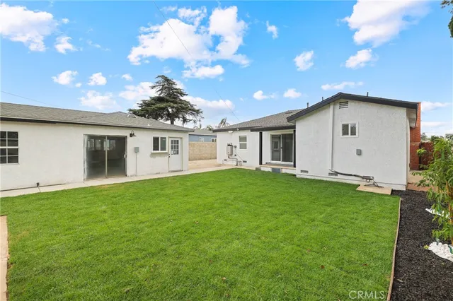 a view of a yard with a house