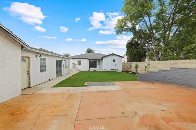 a view of front of house with yard