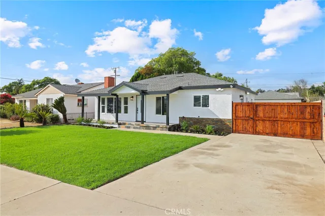 a front view of a house with yard porch and livingroom
