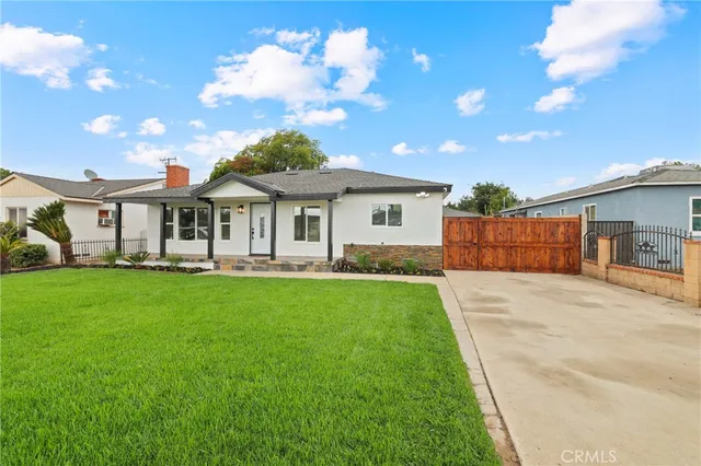 a view of a house with a backyard