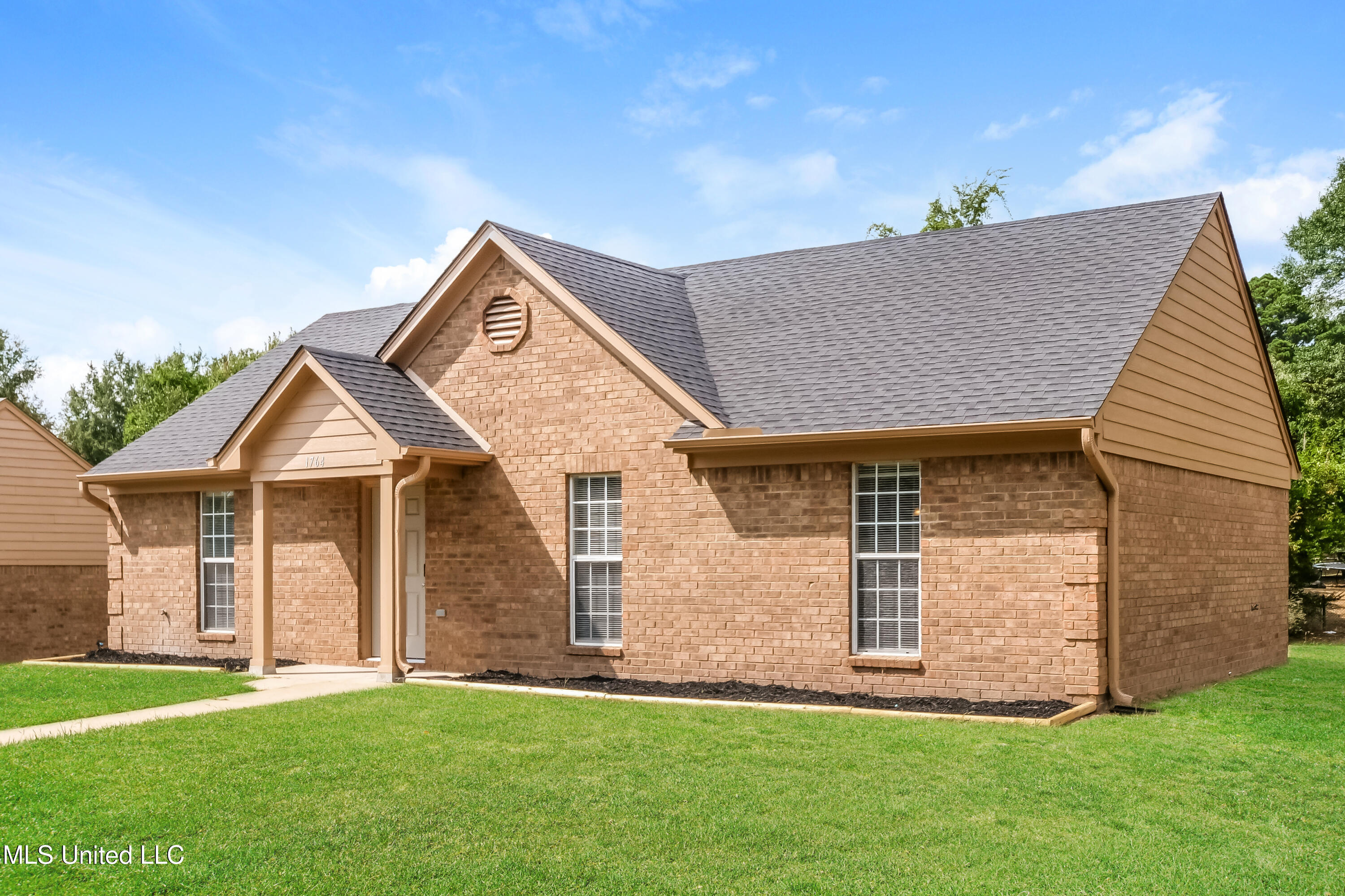 1764 Dorchester Drive Southaven, MS 38671 - Photo 2 of 15 002-photo-front-view-14779451