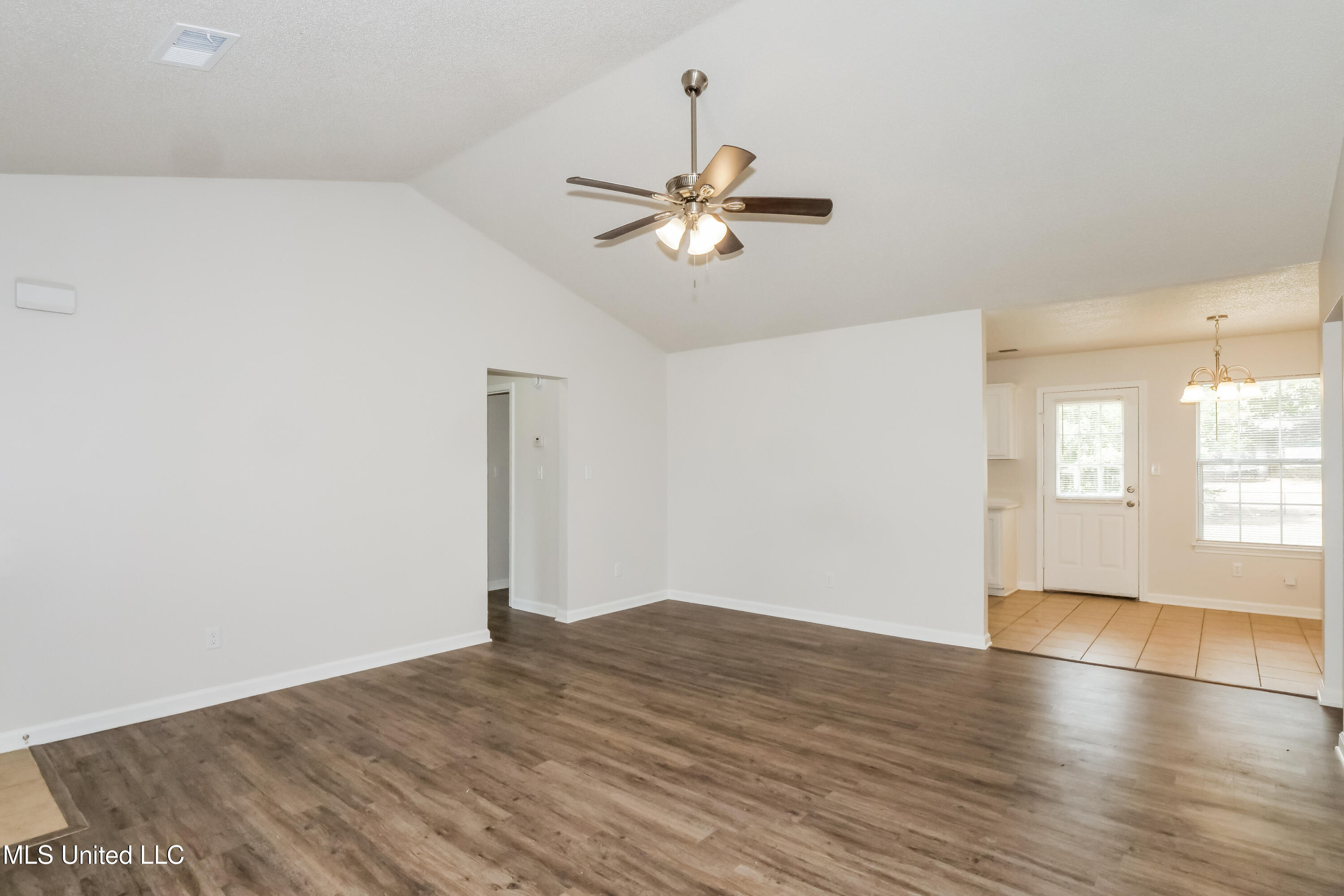 1764 Dorchester Drive Southaven, MS 38671 - Photo 3 of 15 003-photo-living-room-14779452