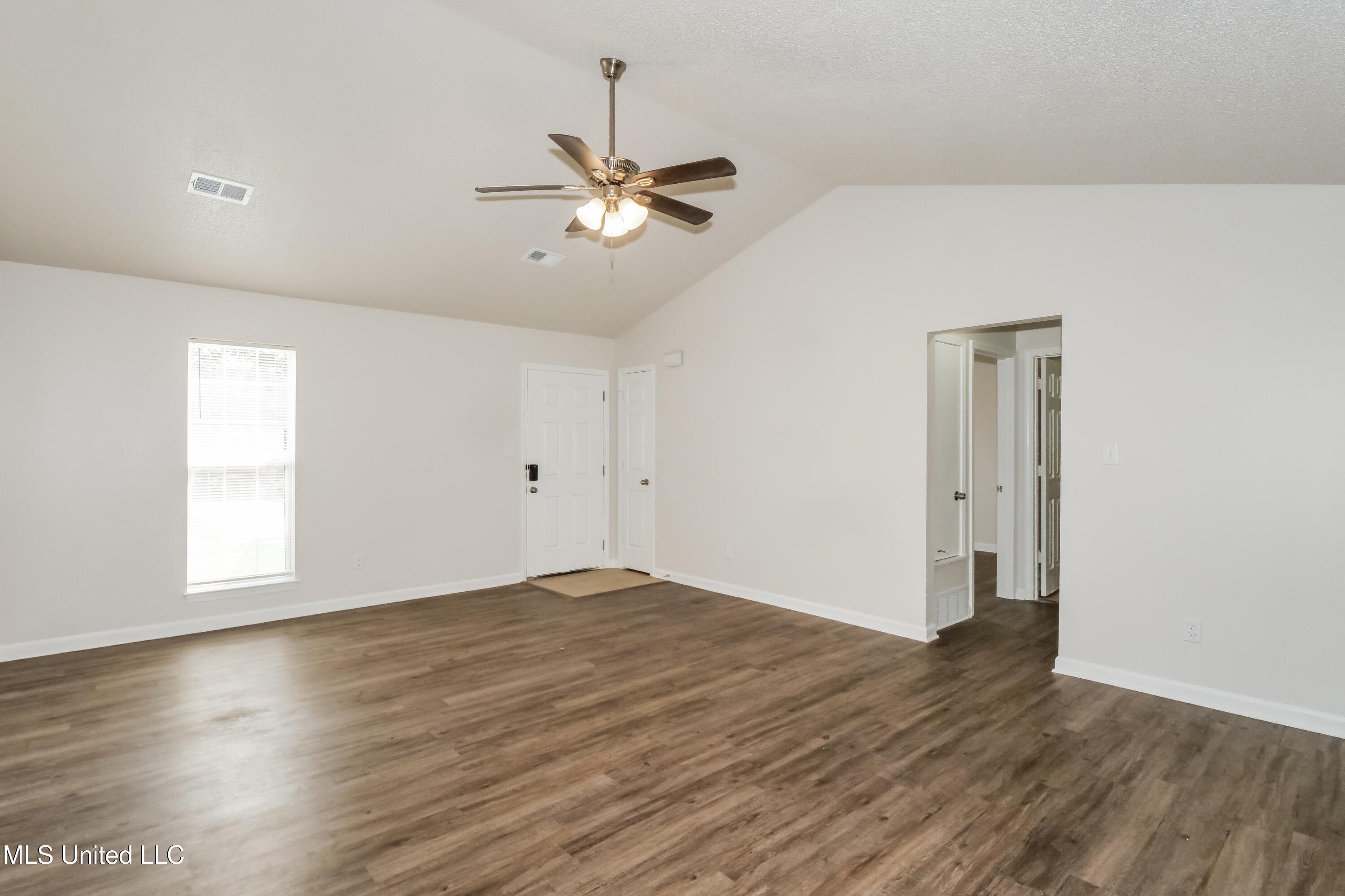 1764 Dorchester Drive Southaven, MS 38671 - Photo 5 of 15 005-photo-living-room-14779454
