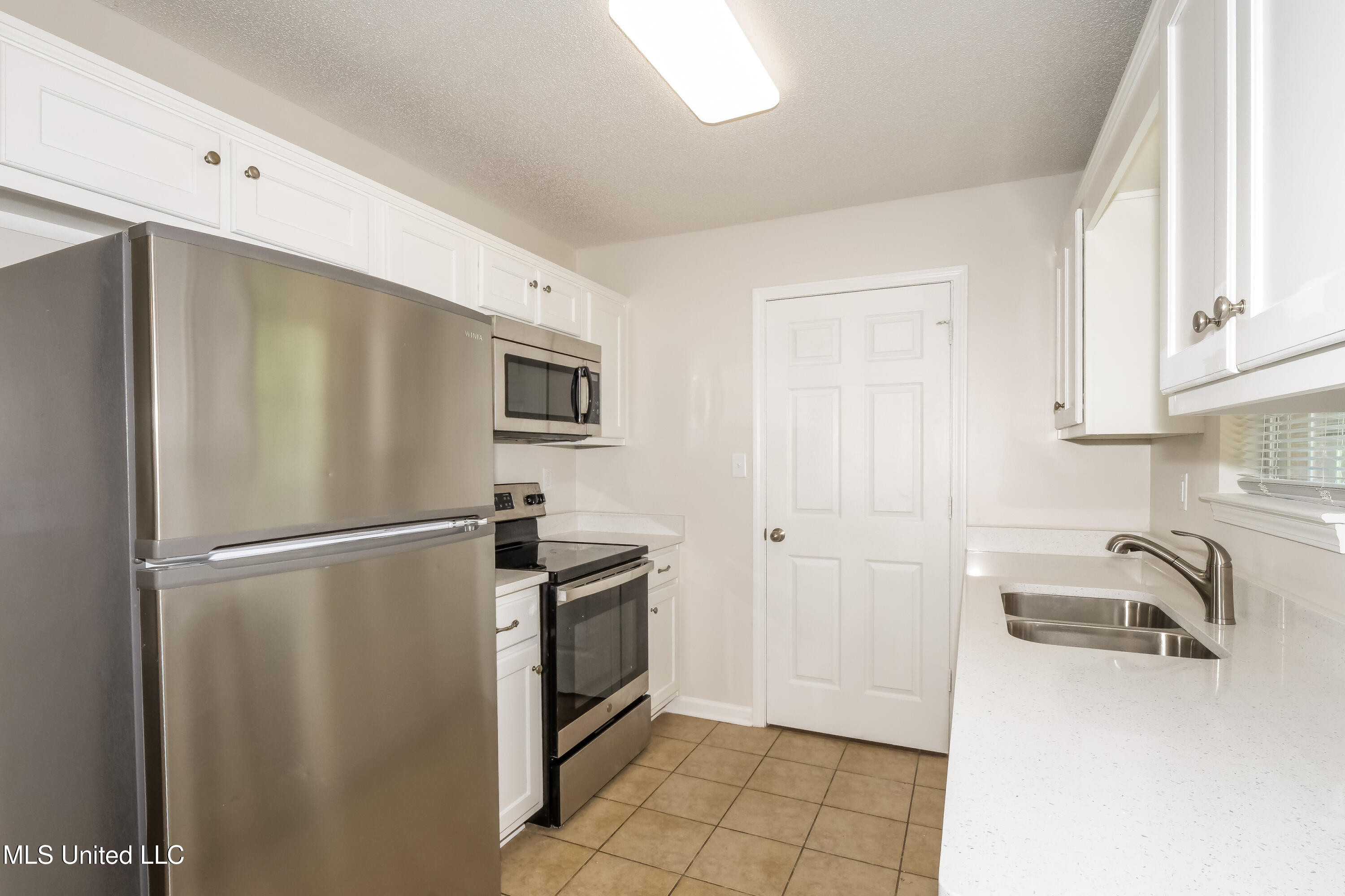 1764 Dorchester Drive Southaven, MS 38671 - Photo 6 of 15 006-photo-kitchen-14779455