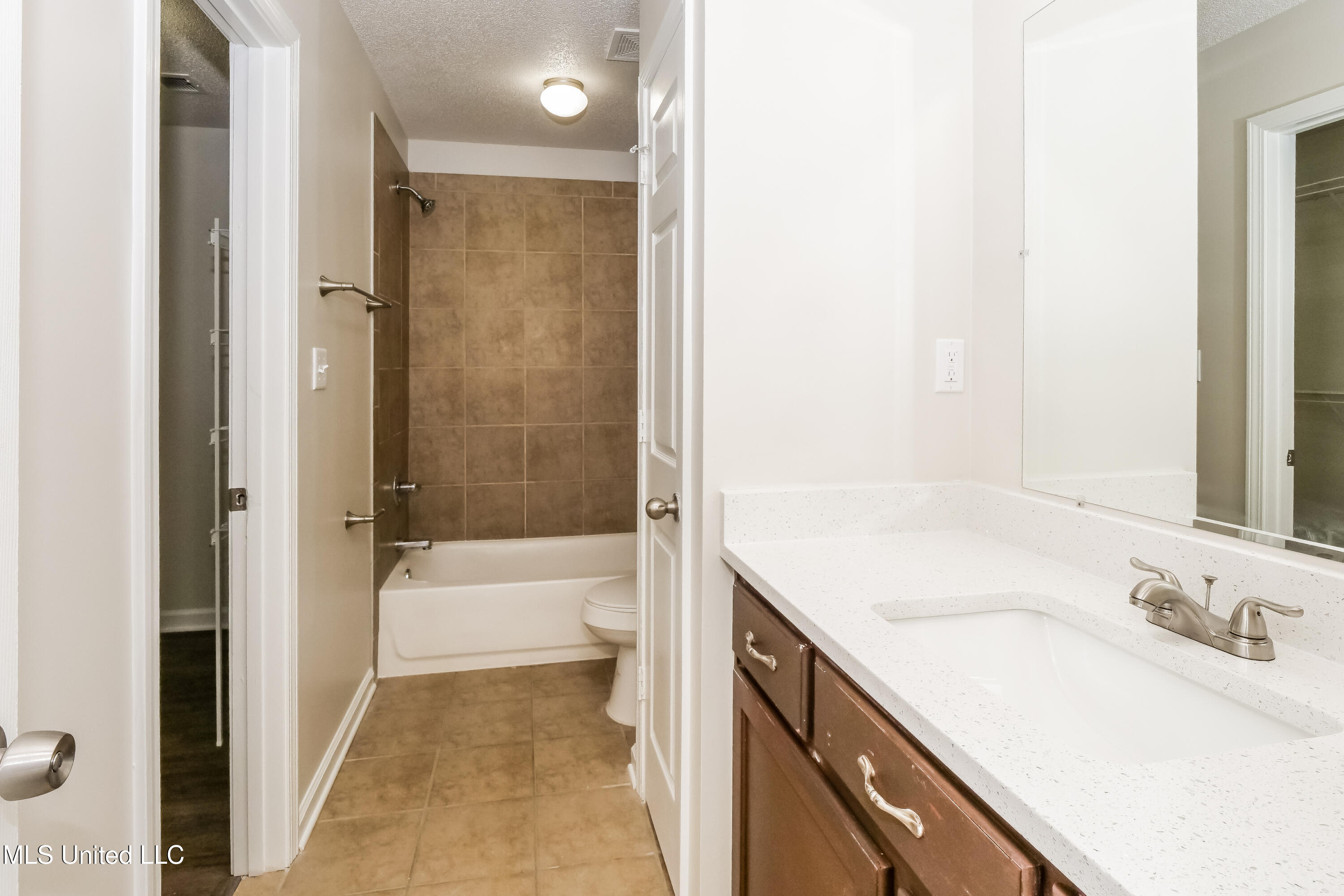 1764 Dorchester Drive Southaven, MS 38671 - Photo 9 of 15 009-photo-primary-bathroom-14779458