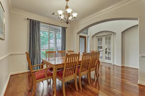 $750,000 | 11 East French Oaks Circle, The Woodlands, TX 77382