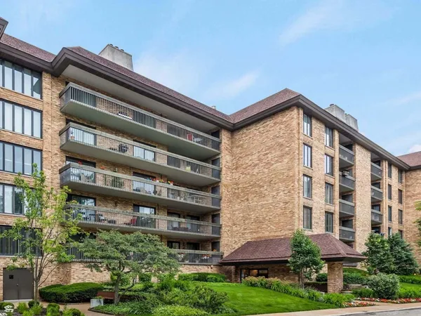$675,000 | 1621 Mission Hills Road, Unit N201, Northbrook, IL 60062