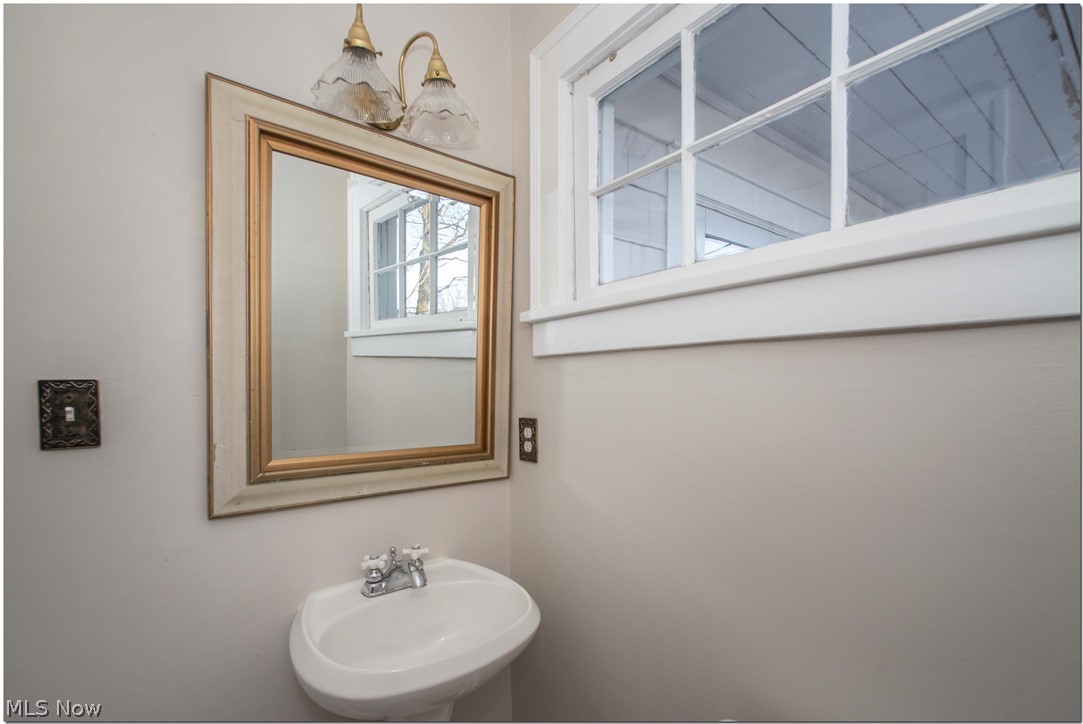 2236 Maplewood Road Cleveland, OH 44118 - Photo 14 of 30