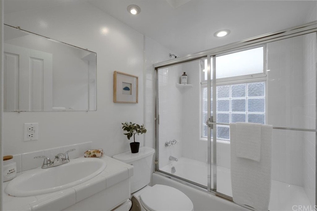 417 34th Place Manhattan Beach, CA 90266 - Photo 17 of 29 Guest Bathroom