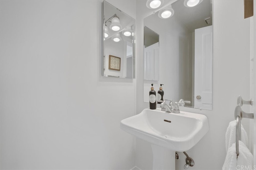 417 34th Place Manhattan Beach, CA 90266 - Photo 19 of 29 Powder Room