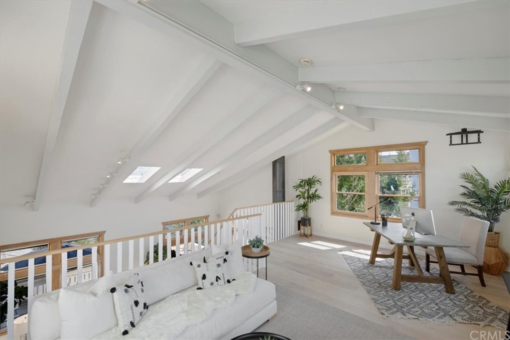 417 34th Place Manhattan Beach, CA 90266 - Photo 4 of 29 Wood Beamed Ceilings