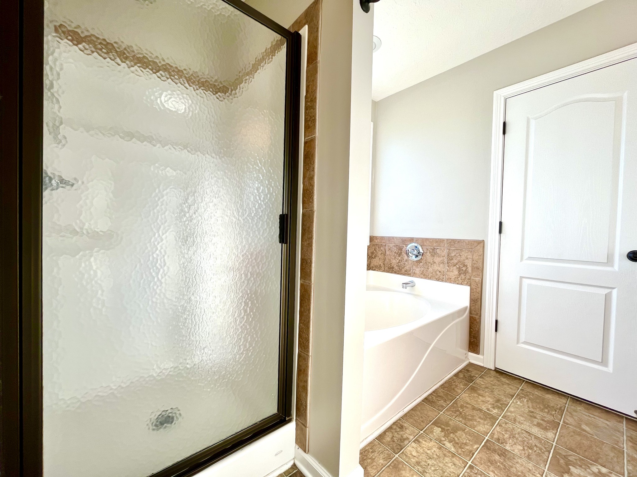 3773 Suiter Road Clarksville, TN 37040 - Photo 10 of 25 a bathroom with a tub and shower
