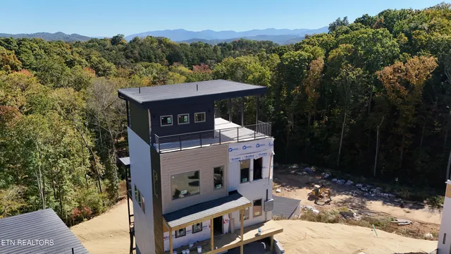 $2,000,000 | 2953 Tipi Way, Pigeon Forge, TN 37863