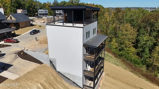 $2,000,000 | 2953 Tipi Way, Pigeon Forge, TN 37863