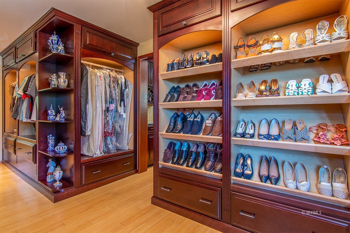 55596 Encino Road Idyllwild, CA 92549 - Photo 60 of 74 a room with lots of books and a shelf