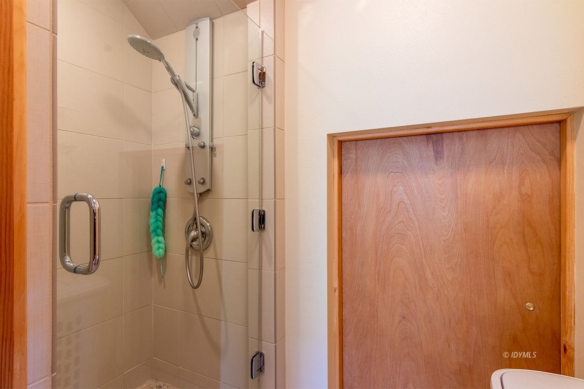 55596 Encino Road Idyllwild, CA 92549 - Photo 71 of 74 a bathroom with a shower