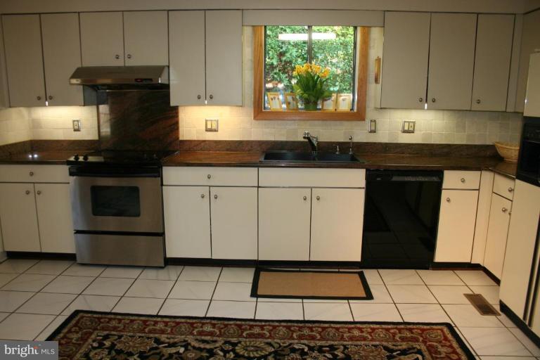 9509 Starmont Road Bethesda, MD 20817 - Photo 8 of 28 Kitchen