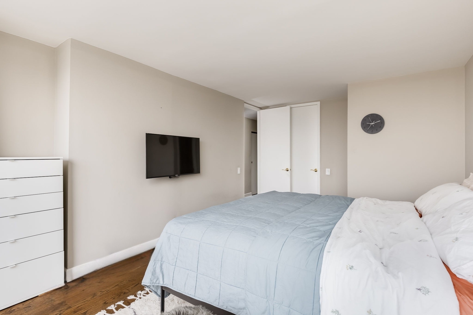 345 West Fullerton Parkway, Unit 1706 Chicago, IL 60614 - Photo 20 of 26 a bedroom with a bed and a flat screen tv