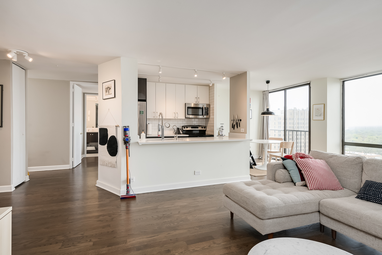 345 West Fullerton Parkway, Unit 1706 Chicago, IL 60614 - Photo 7 of 26 a living room with furniture and a large window