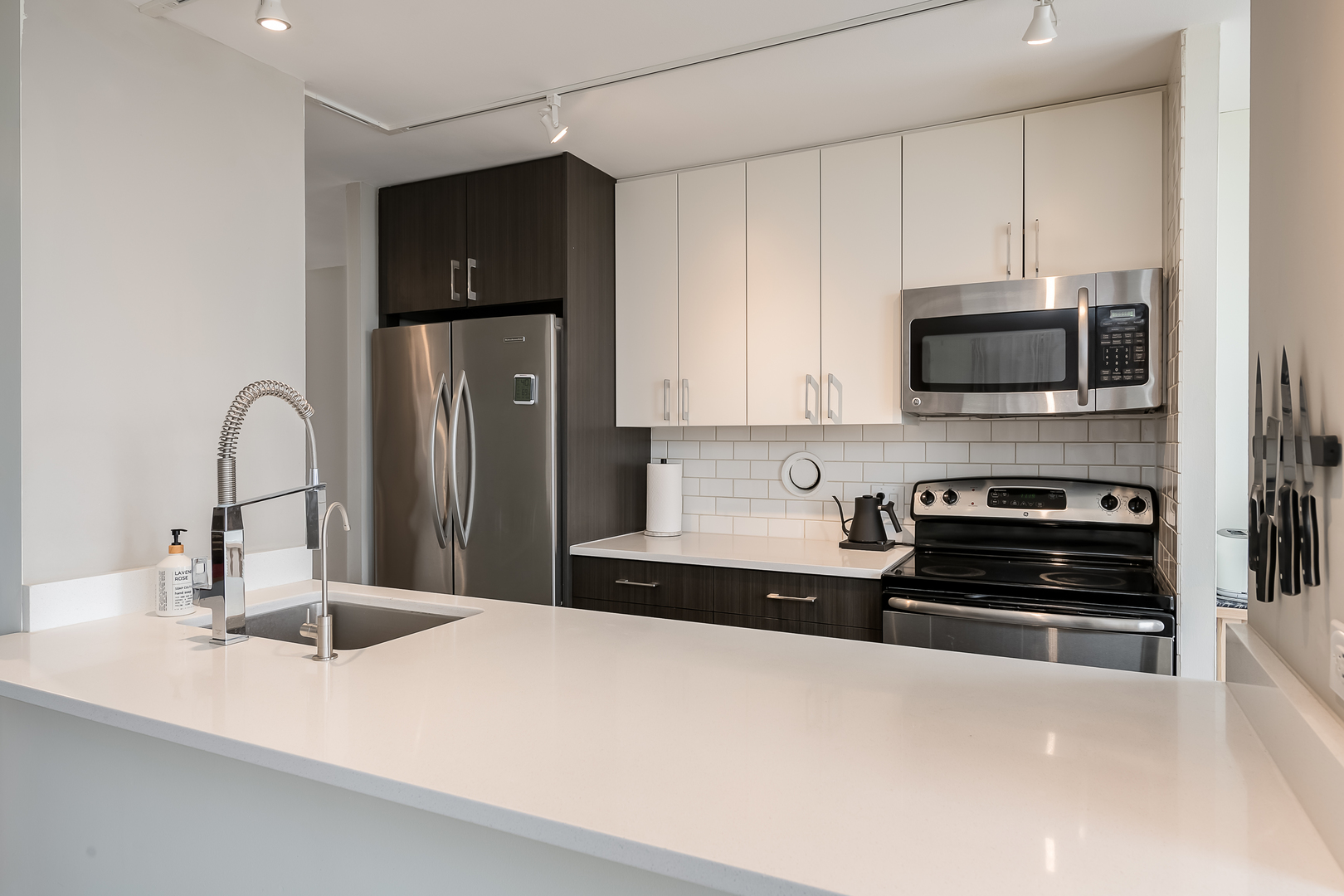 345 West Fullerton Parkway, Unit 1706 Chicago, IL 60614 - Photo 8 of 26 a kitchen with kitchen island a refrigerator and a stove top oven