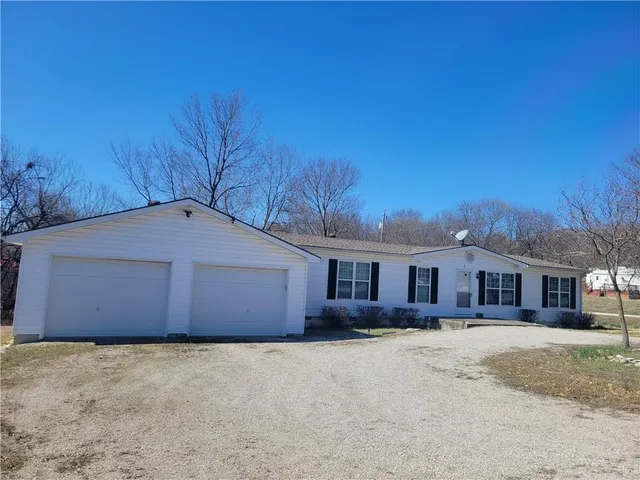 $215,000 | 1 Deepwoods Drive, Linn Valley, KS 66040