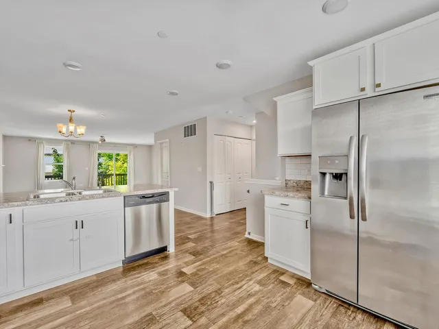 $3,300 | 1464 Lakeridge Court, Unit 1464, Mundelein, IL 60060