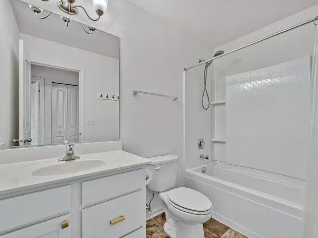 $3,300 | 1464 Lakeridge Court, Unit 1464, Mundelein, IL 60060