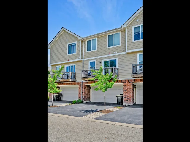 $3,300 | 1464 Lakeridge Court, Unit 1464, Mundelein, IL 60060
