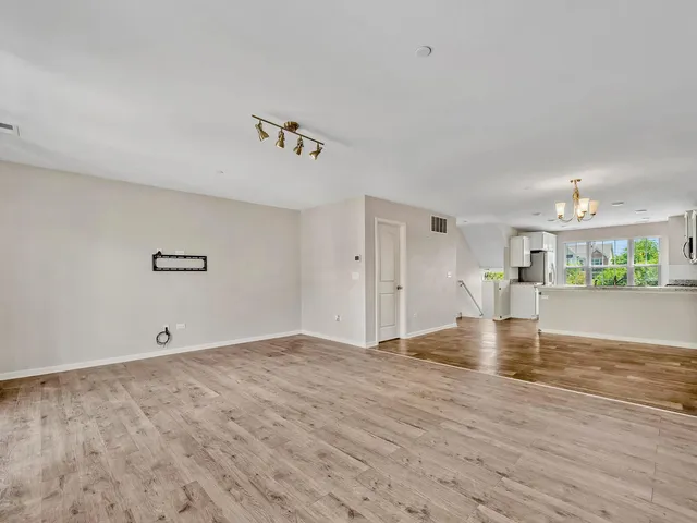 $3,300 | 1464 Lakeridge Court, Unit 1464, Mundelein, IL 60060