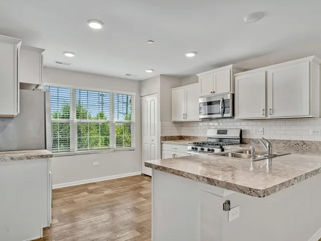 $3,300 | 1464 Lakeridge Court, Unit 1464, Mundelein, IL 60060