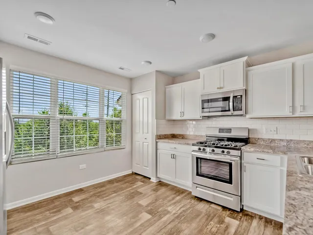 $3,300 | 1464 Lakeridge Court, Unit 1464, Mundelein, IL 60060