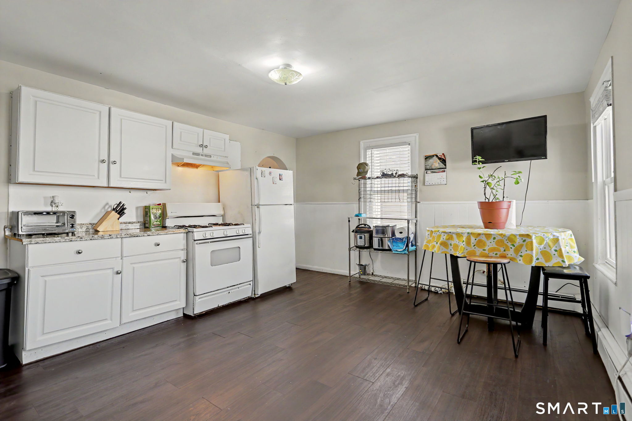 178 Linen Avenue Bridgeport, CT 06604 - Photo 6 of 29