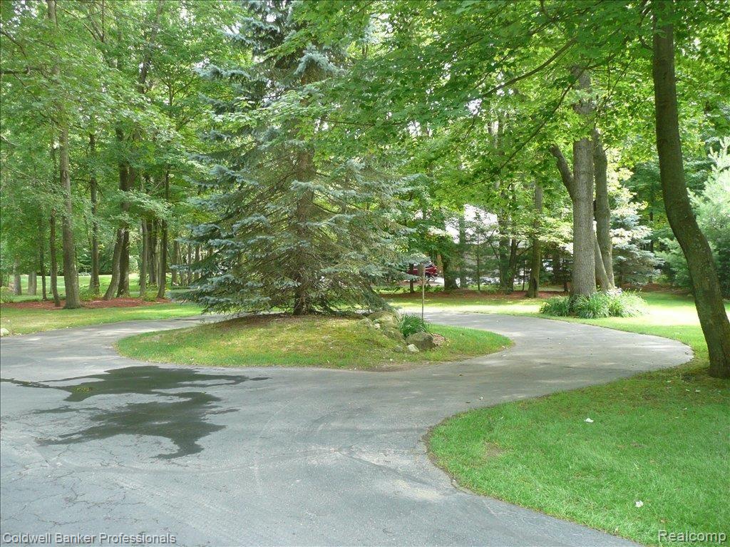 8225 Woodview Road Clarkston, MI 48348 - Photo 23 of 24 circular drive