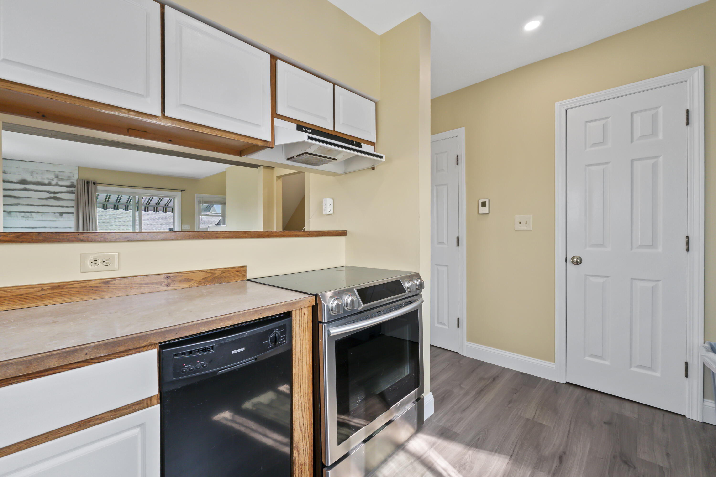 30 Broadway, Unit 5 York, ME 03909 - Photo 8 of 52 30 Broadway #5_114